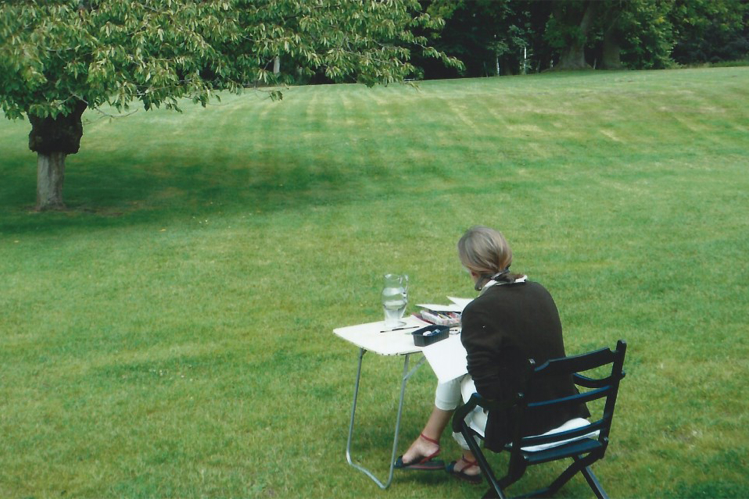 Helga Hartje arbeitet im Garten.